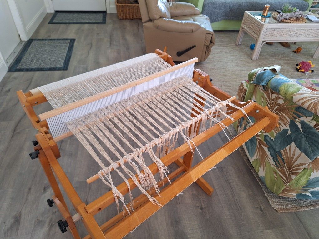 SCHACHT RIGID HEDDLE LOOM