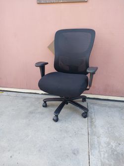 WIDE DESK CHAIR