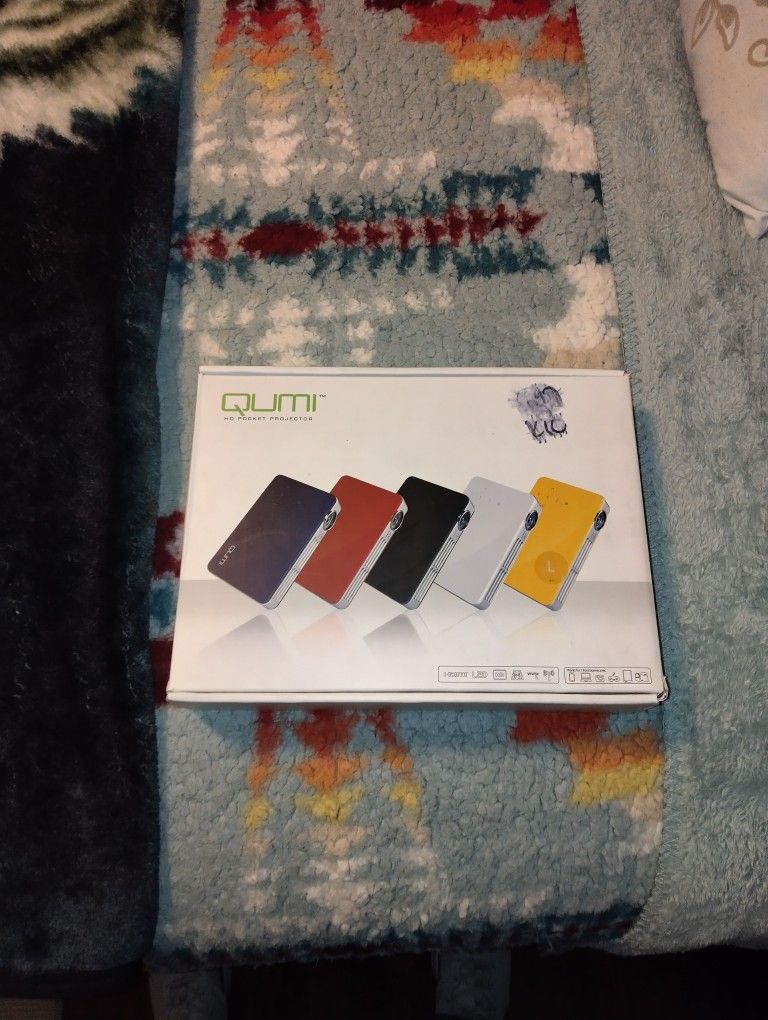 QUMI Vivitek HD Pocket Projector