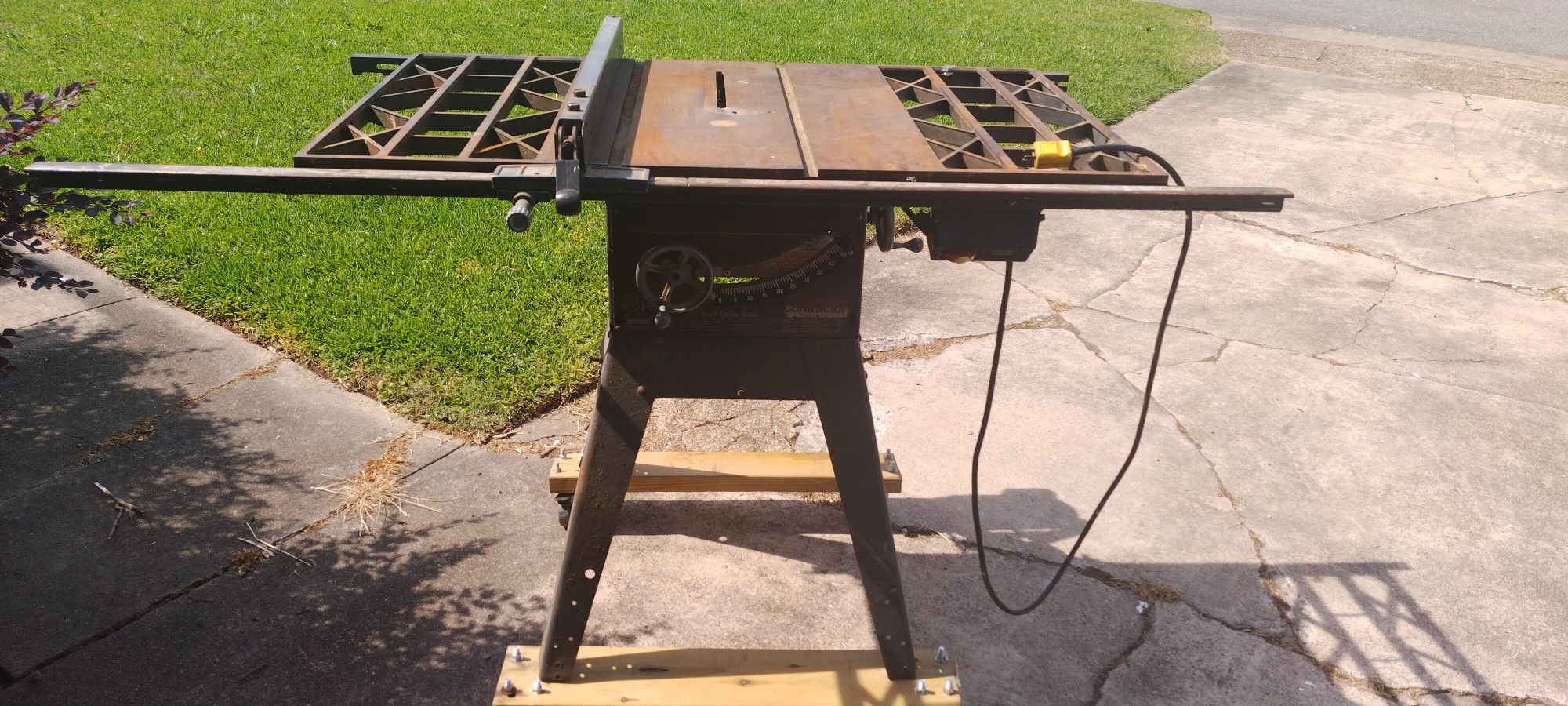 Craftsman Table Saw W/ Lockable  Straight Edge