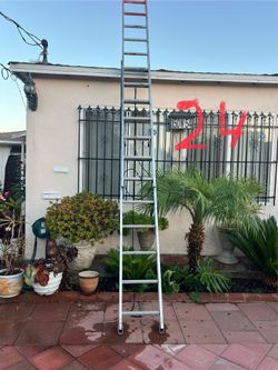 Escalera de 24 pies de aluminio muy buenas condiciones muy barata
