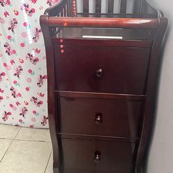 Cuna completa tiene los tornillos