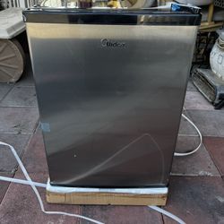 Midea Compact Refrigerator 