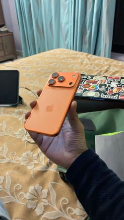 Selling a brand new iPhone 17 pro max at a cheaper price 1000