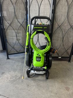 Greenworks 2500-PSI 2-GPM Cold Water Electric Pressure washer with 5 Spray Tips