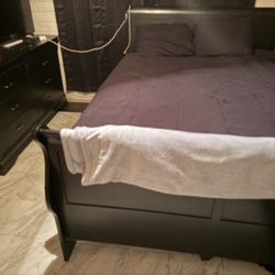 Queen Frame And Dresser 