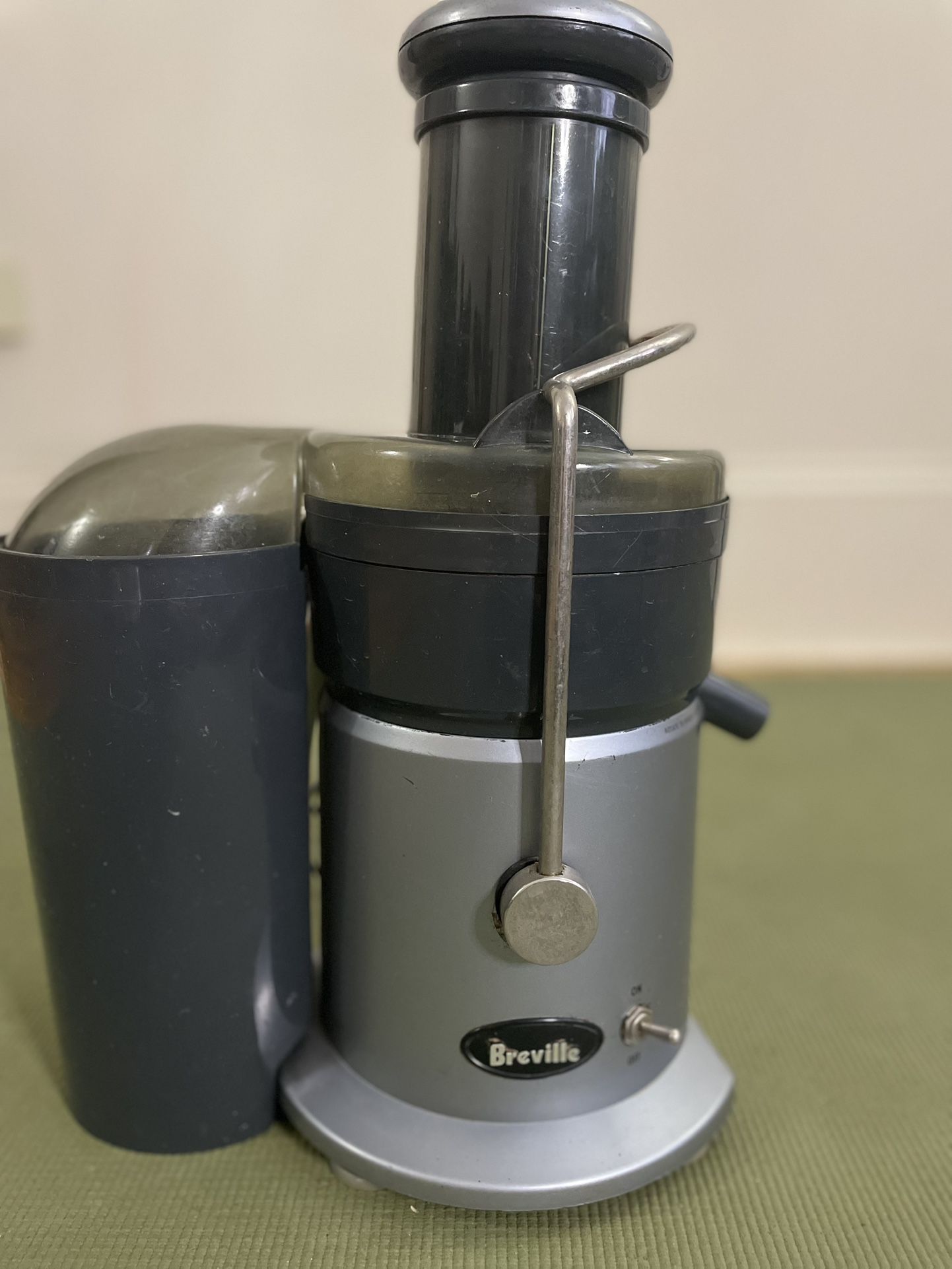Breville JE900 Juicer Fountain Professional Juice Extractor