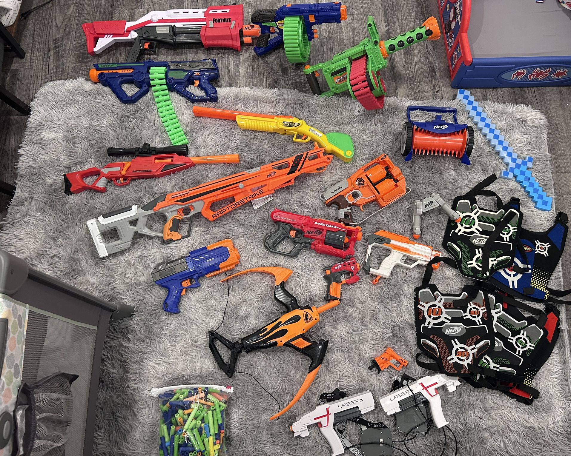 NERF BLASTERS AND ACCESSORY LOT