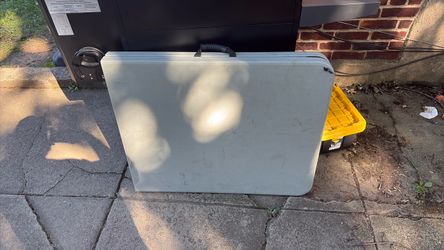 Folding table