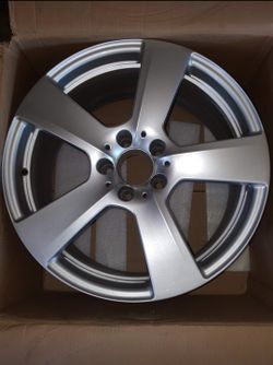 18x8.5 - Mercedes E350 wheel - OEM - Part # A2124011302