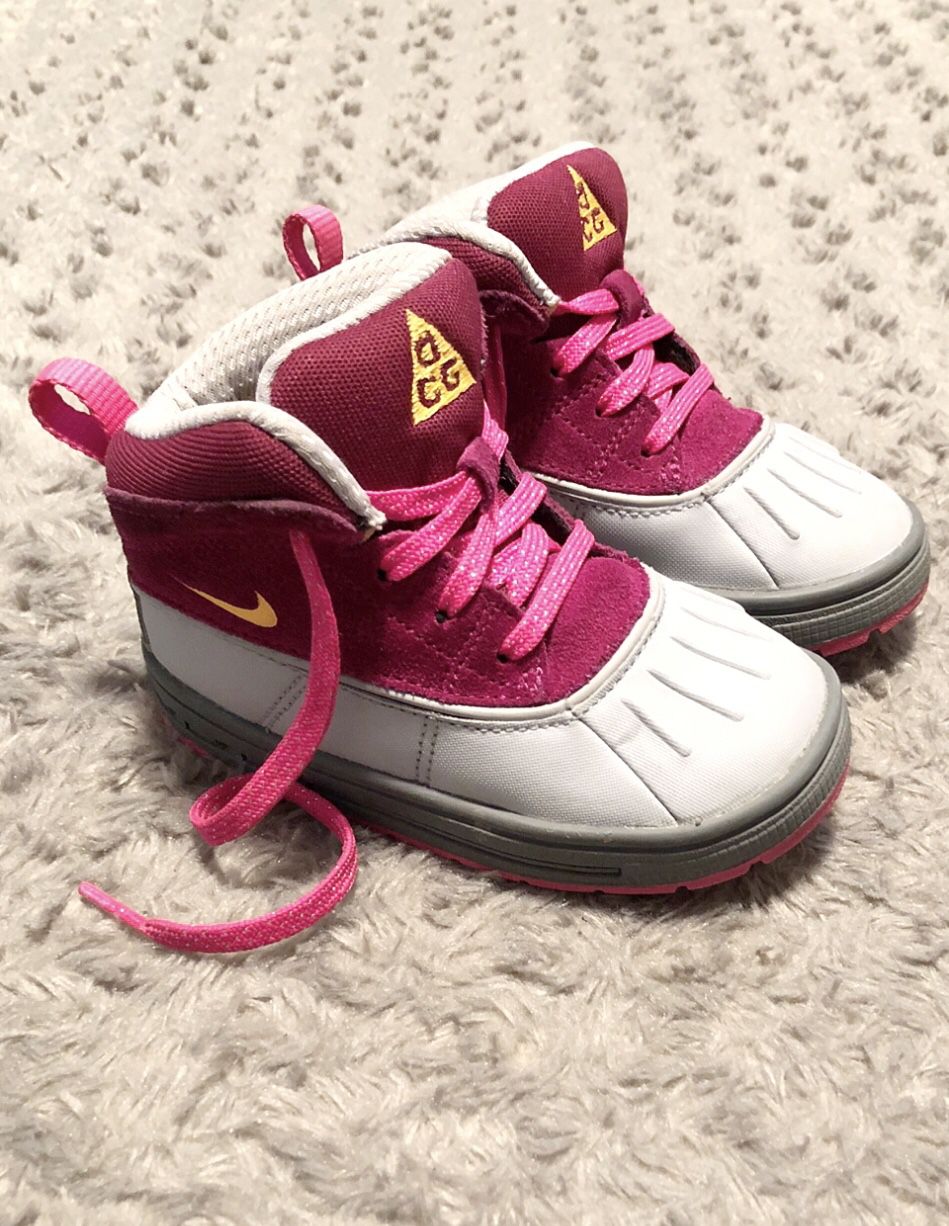 Kids Nike ACG Woodside 2 Shoes paid $78 Size 7C Excellent condition no scuffs, tears or rips. Hiking boots style# 524876