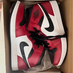 Air Jordan 1 Mid “Chicago Toe