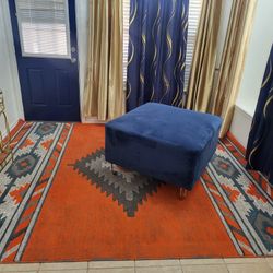 Ottoma.  Grande $90.    Carpeta. $85