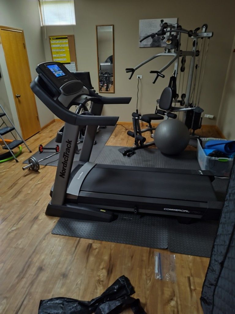 NORDICTRACK COMMERCIAL 1750 ( LIKE NEW & DELIVERY AVAILABLE TODAY)