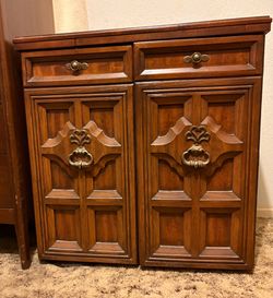 Selling vintage wooden sewing machine cabinet come with original manual