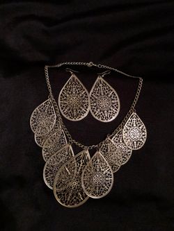 Necklace and earrings set