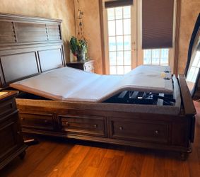 Queen Adjustable Bed Frame with Storage Drawers – Excellent Condition
