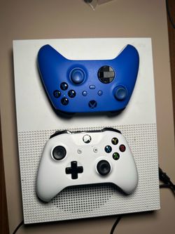 Xbox one s - white - with 2 controllers