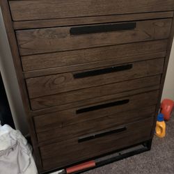 Queen Bedroom Set. Sold As Is No Warranty 