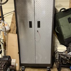 Tool chest with wheels and key