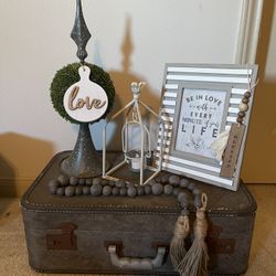 Vintage Suitcase Farmhouse Vignette 