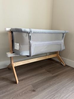 Newton Baby Bassinet & Bedside Sleeper (Model 8400) – Grey, Excellent Condition