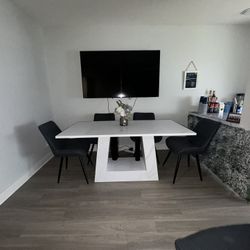 Dining Table + Chairs 