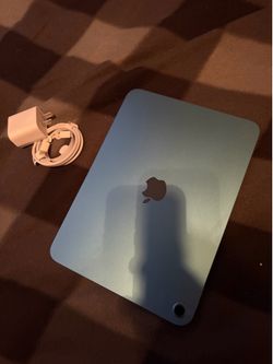 iPad a16 128gb with charger