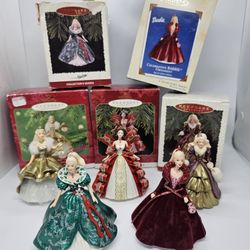 LOT Hallmark BARBIE Christmas 5 Ornament Set HOLIDAY DRESSES 1 Royal

Set of 5 Holiday Barbie doll ornaments. Beautiful dresses - 1995 - 200