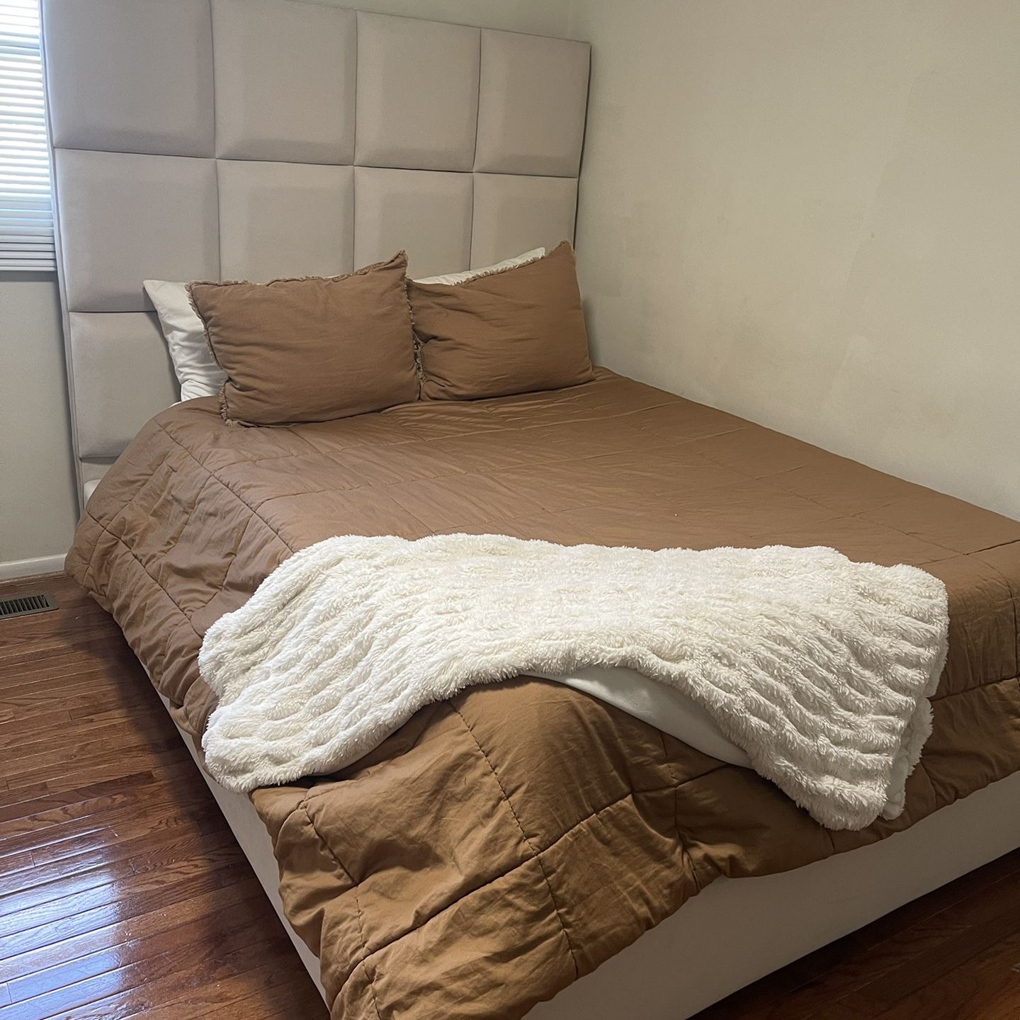 Queen Size Bed like New 