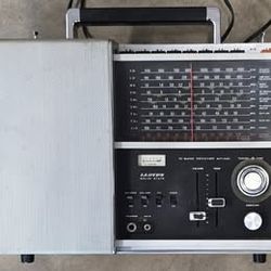 Lloyd's Solid State 10 Band Receiver Radio