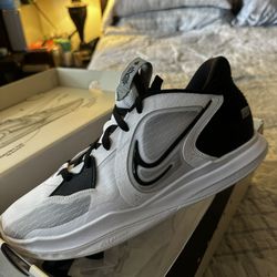 Nike Kyrie Low 5 Size 10 Like New