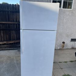 Delivery Available /  Medium Size Fridge Refrigerator 