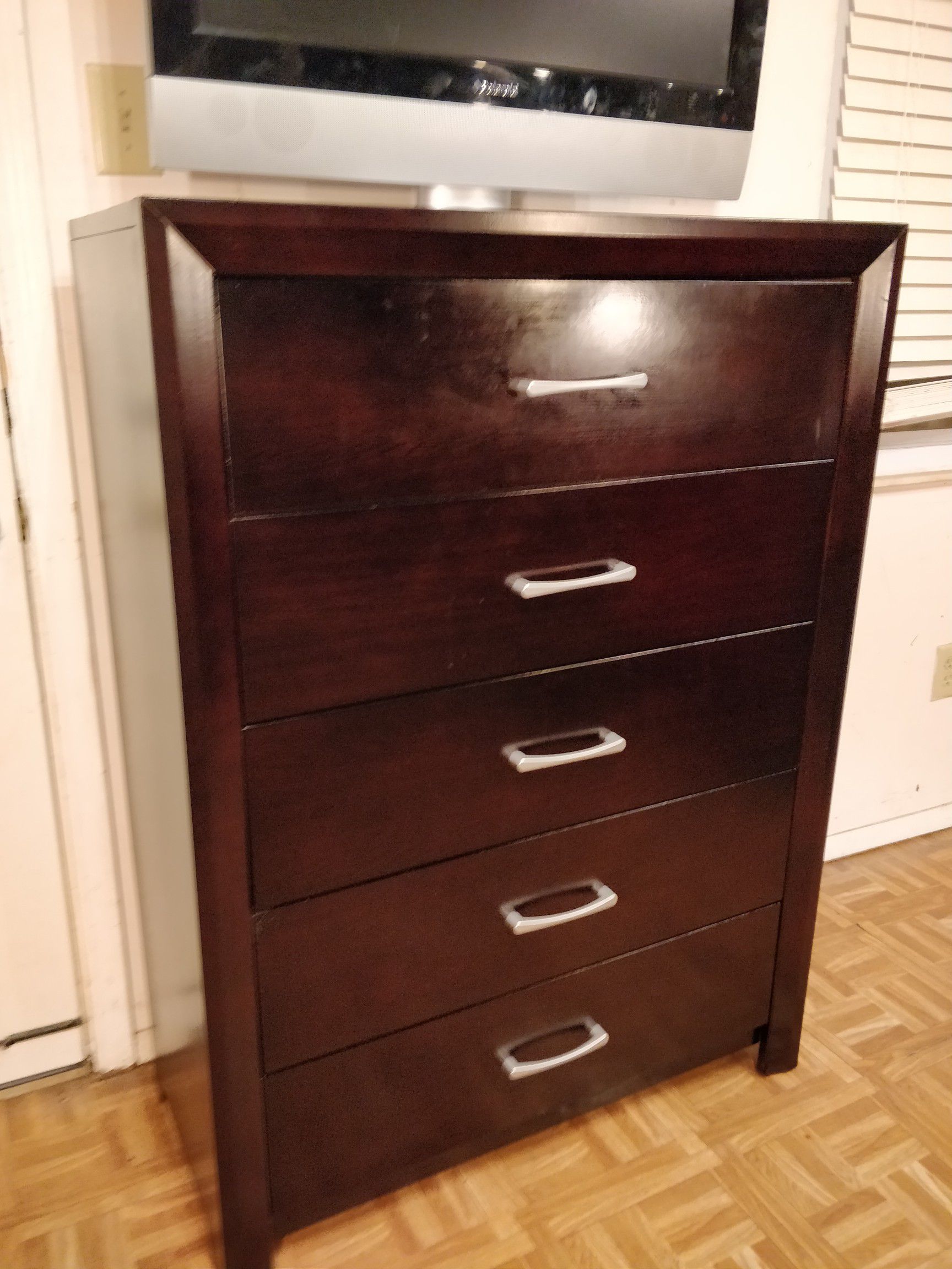 Nice black chest dresser with 5 drawers in very good condition, al drawers sliding smoothly, pet free smoke free. L35.5"*W16.5"*H48.5"