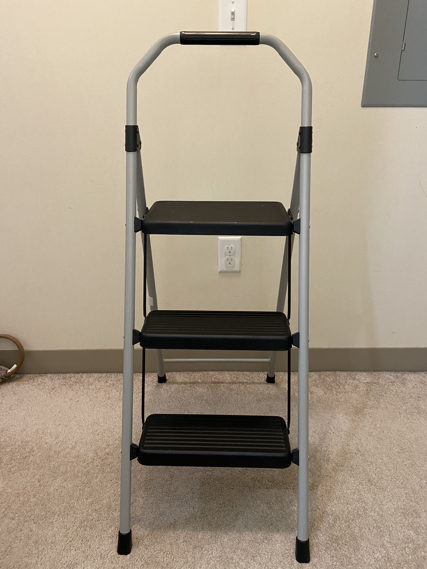 Gorilla 3 step steel ladder (load capacity 225lbs)