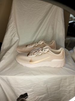 WOMEN'S NIKE EXPLORE STRADA SIZE 11.5