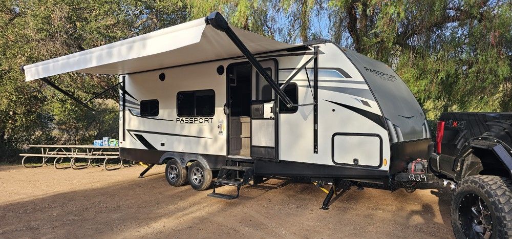 2022  23ft Camper Travel Trailer RV