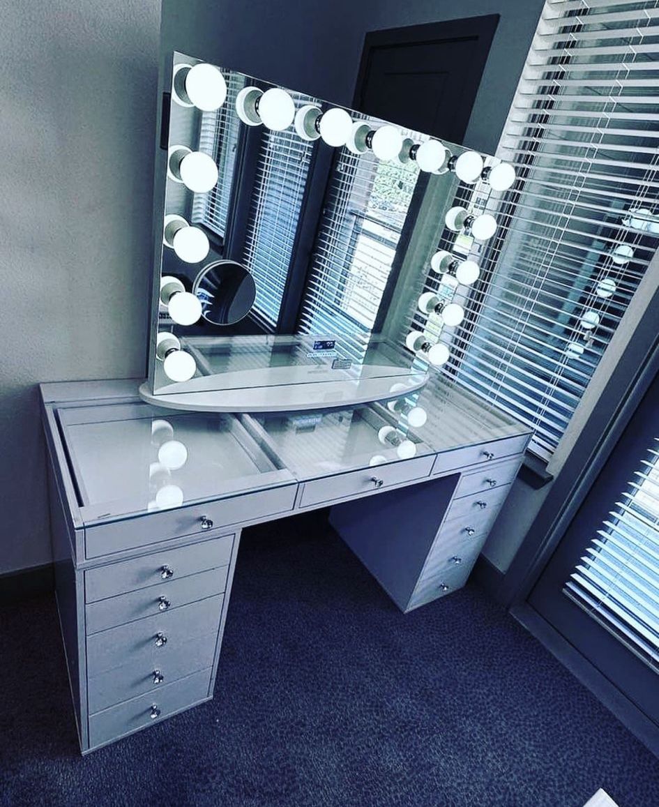 Hollywood vanity & Desk With Speaker’s 🔊$39 Down 
