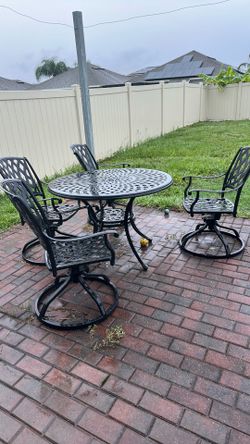 Outdoor table with 4 stairs.