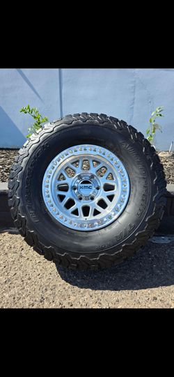17" KMC w/ 35" BfGoodrich KO2 tires
