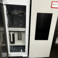 Samsung bespoke 36in French Door Family Hub Refrigerator In White 