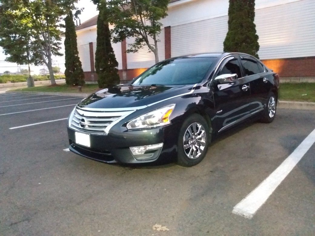 14 Altima S 2.5 L. With Lots Of Extras.