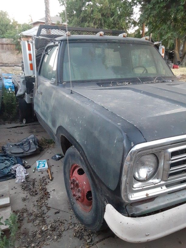 1972 Dodge "D" Series Flatbed Truck