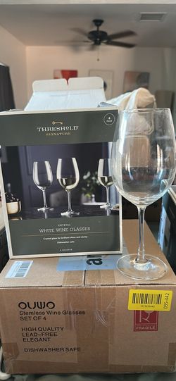 Threshold four crystal wine glasses / Juego de cuatro copas de vino de cristal Threshold