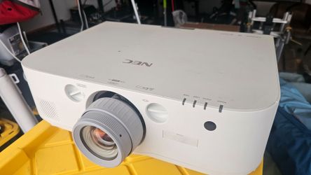 NEC Prifessional Projector NP-PA622U