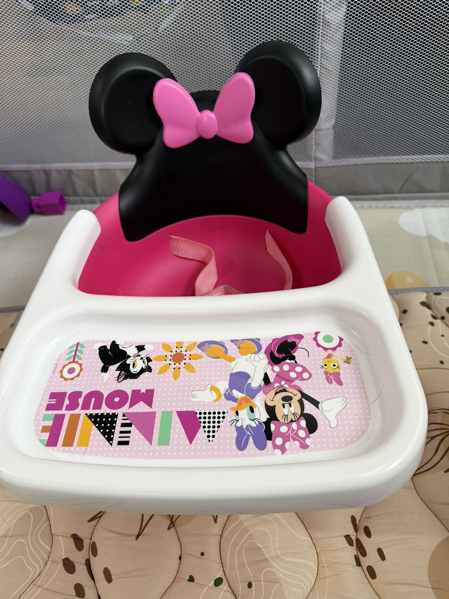 Minnie Mouse Booster With Table