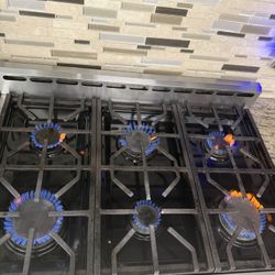 36" Gas Range in Stainless Steel, 6 Burners , The oven works on the top, but the bottom is not working. But it is fixable.