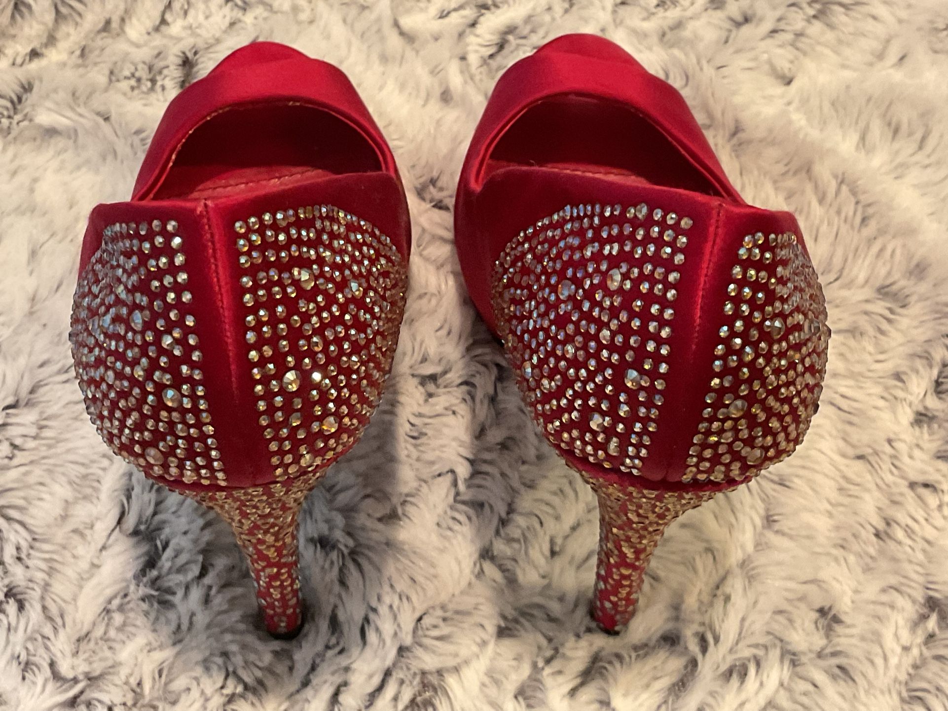 STEVE MADDEN SATIN RED STILETTO RHINESTONES Covered HEELS 6 Medium
