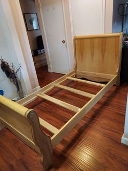 Heavy wood material twin bed frame and excellent condition low profile