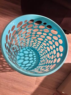 Nice large laundry basket/bin